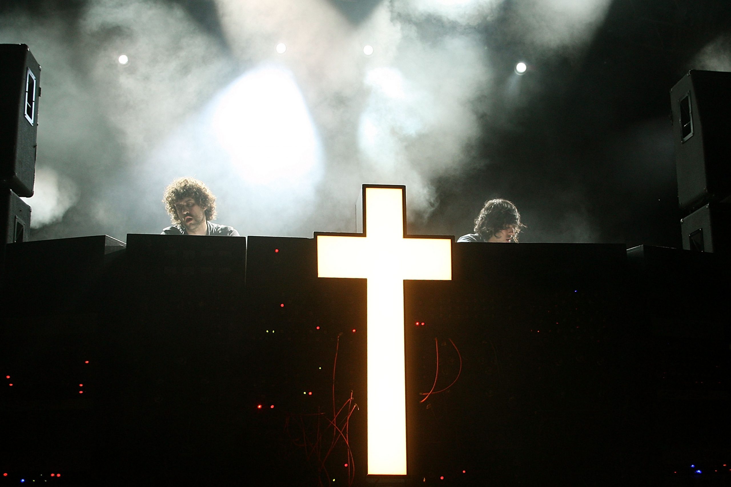 Le cayó la voladora: Justice demanda a Justin Bieber por "usar su logo"