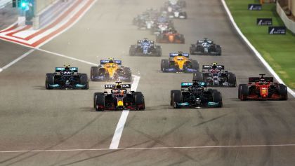Triunfo de Lewis Hamilton, carrerón de Checo y abandono de Alonso: Lo que dejó el GP de Baréin