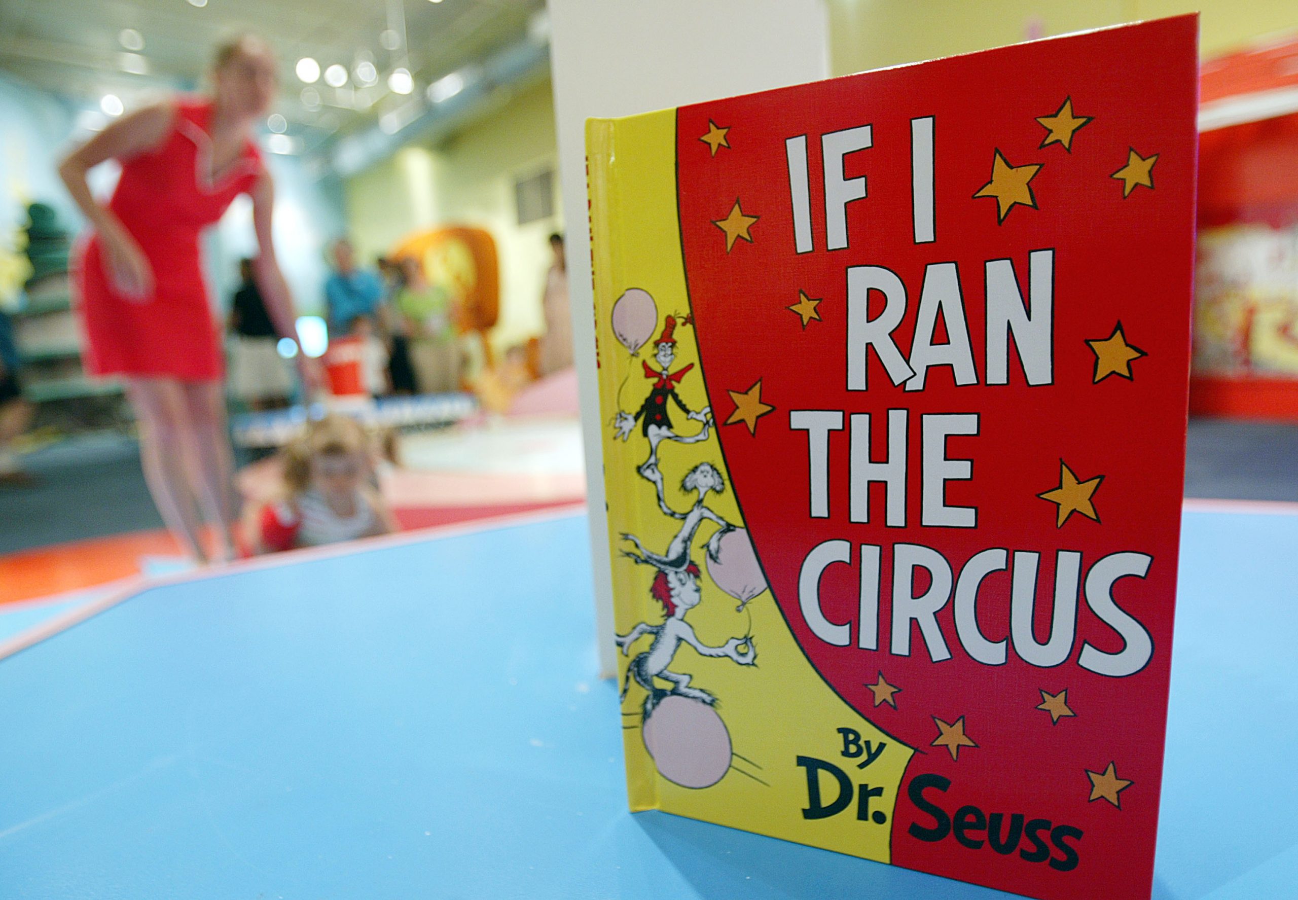 Retiran seis libros de Dr. Seuss por tener imágenes racistas