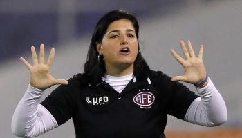 ¿Quién es Lindsay Camila, la primera directora técnica en ganar una Copa Libertadores?