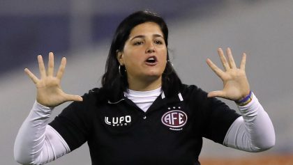 ¿Quién es Lindsay Camila, la primera directora técnica en ganar una Copa Libertadores?