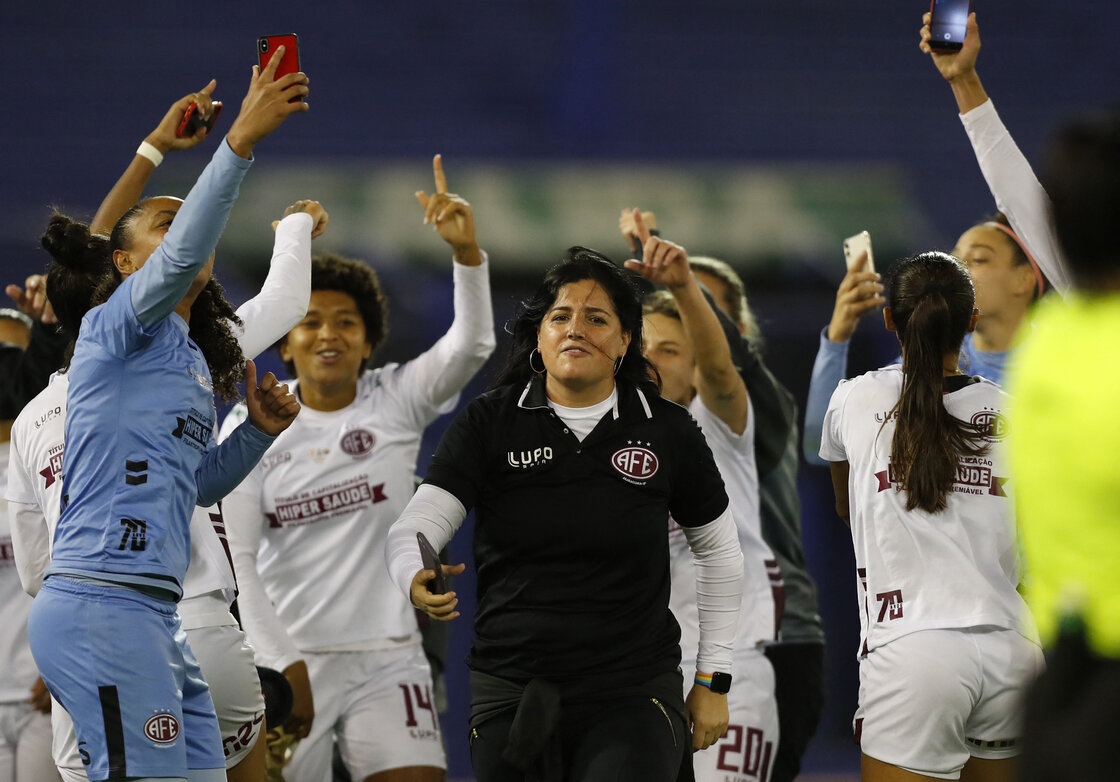 ¿Quién es Lindsay Camila, la primera directora técnica en ganar una Copa Libertadores?