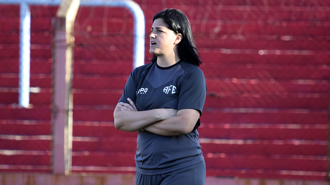 ¿Quién es Lindsay Camila, la primera directora técnica en ganar una Copa Libertadores?