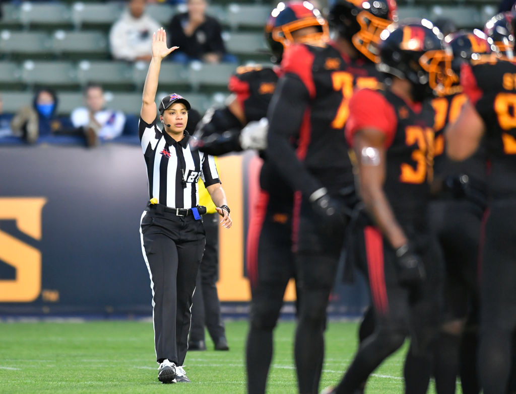 ¿Quién es Maia Chaka, la primera árbitra afroamericana en la NFL?