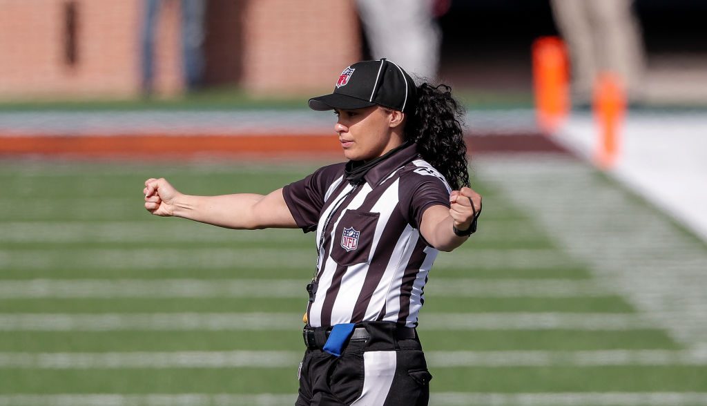 ¿Quién es Maia Chaka, la primera árbitra afroamericana en la NFL?