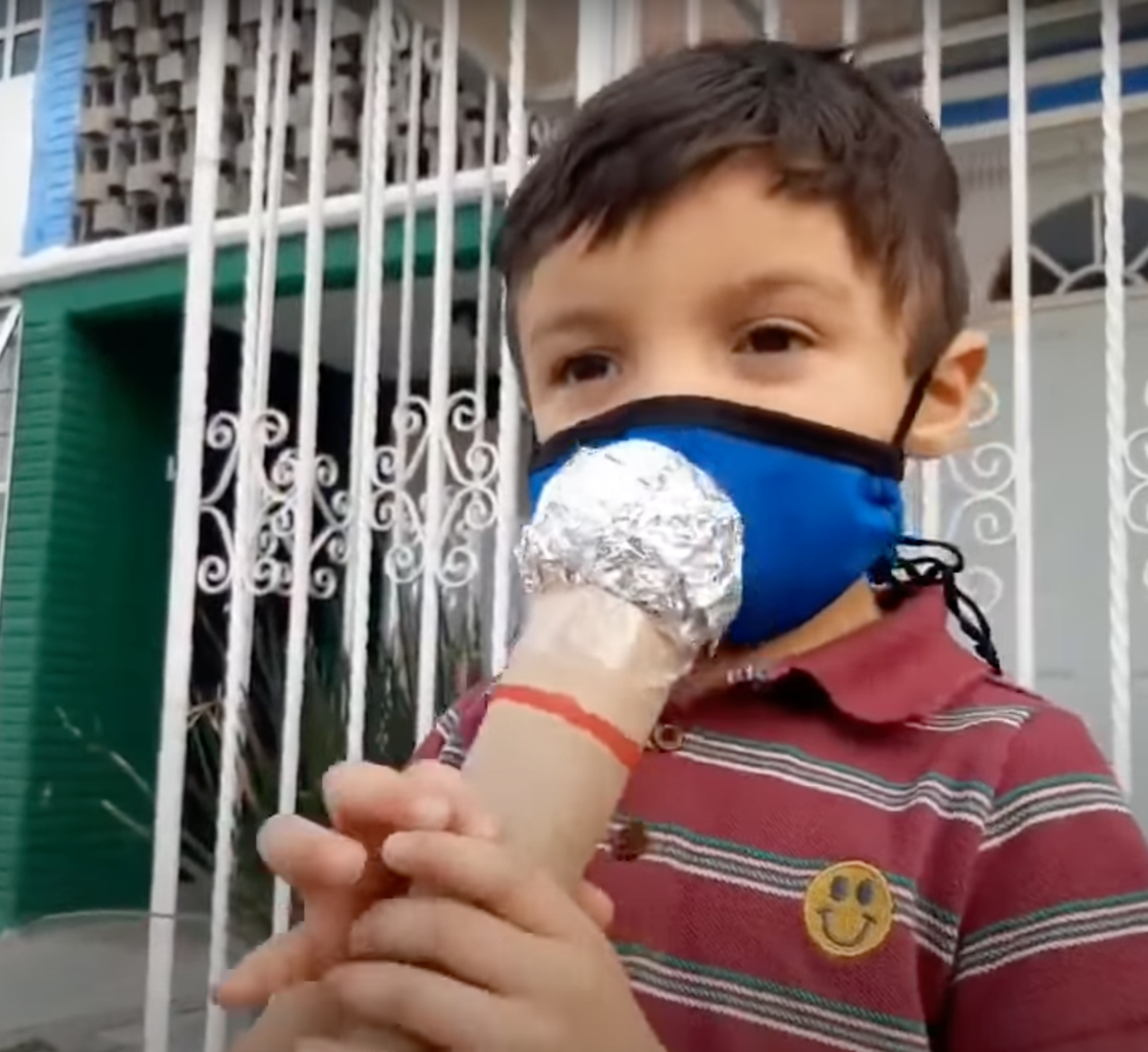 ¡Se merece un premio! Niño hace un reportaje sobre un perrito callejero y se hace viral