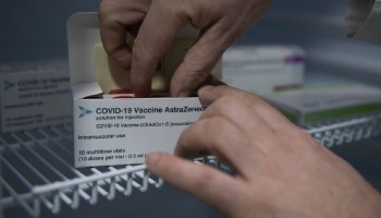 OMS pide seguir usando vacuna de AstraZeneca mientras se investigan posibles reacciones