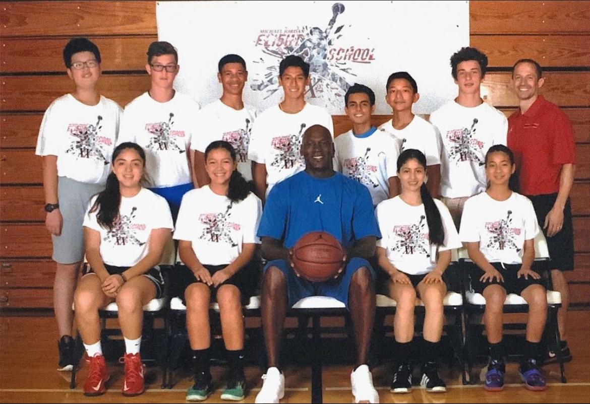 Michael Jordan le firmó un balón 