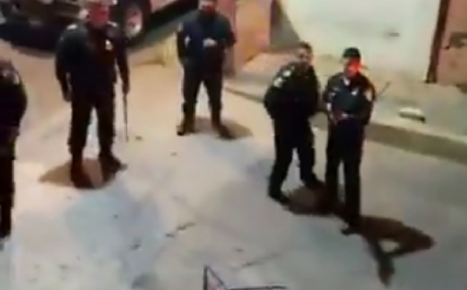 Baia baia: Captan a policía disparando balas de goma a jóvenes de Iztapalapa