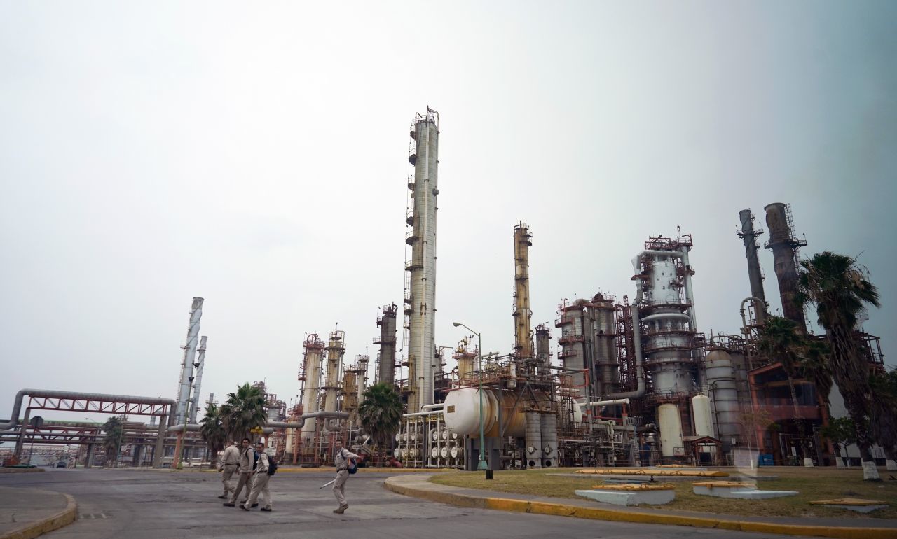 Presenta AMLO reforma a la Ley de Hidrocarburos; podrían suspender permisos a empresas privadas