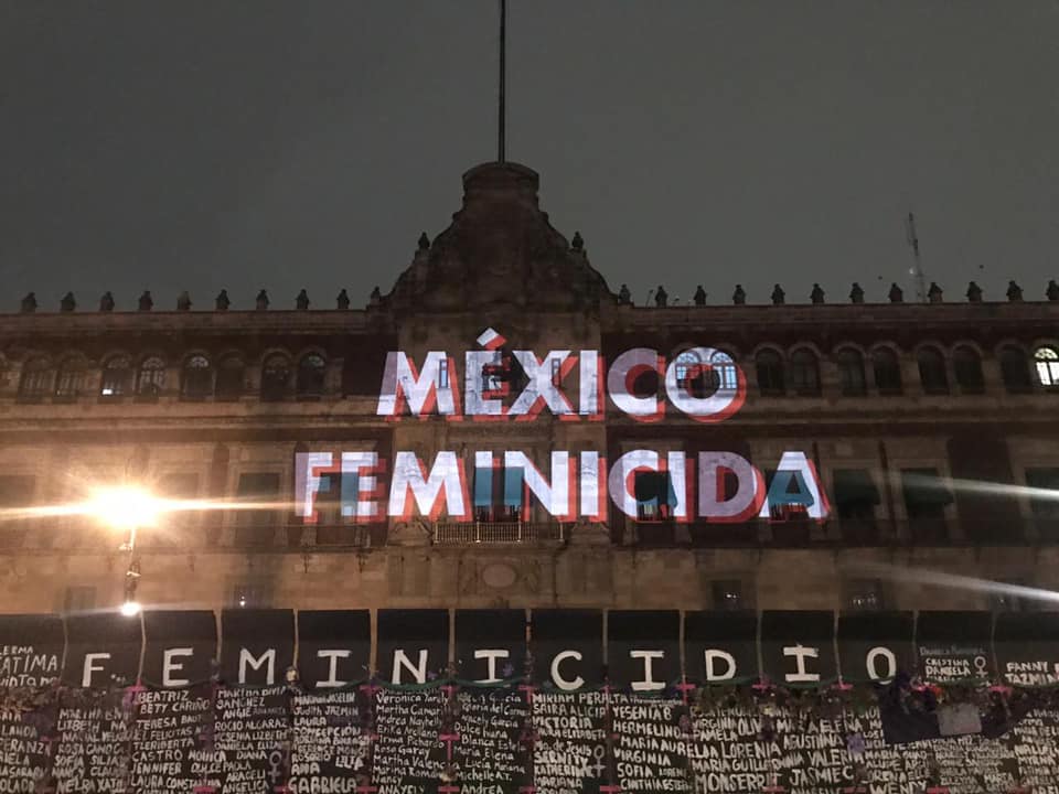 'México feminicida': Feministas proyectan mensajes de protesta sobre Palacio Nacional 