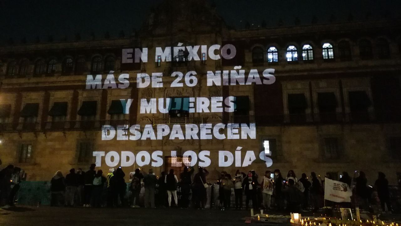 Proyectan nombres de víctimas de feminicidio en Palacio Nacional durante velada de protesta