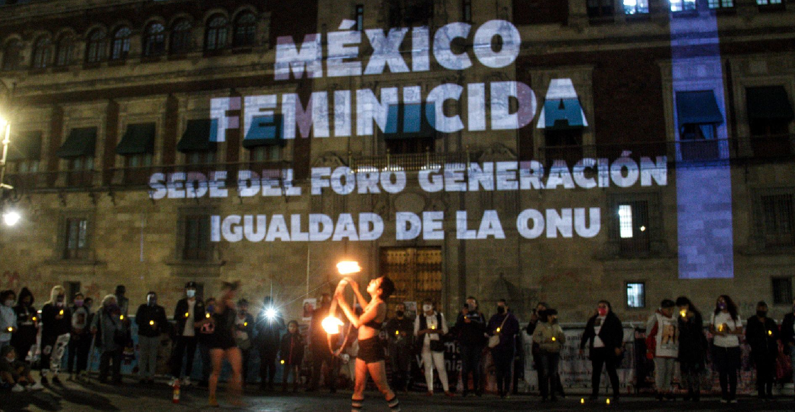 Proyectan nombres de víctimas de feminicidio en Palacio Nacional durante velada de protesta