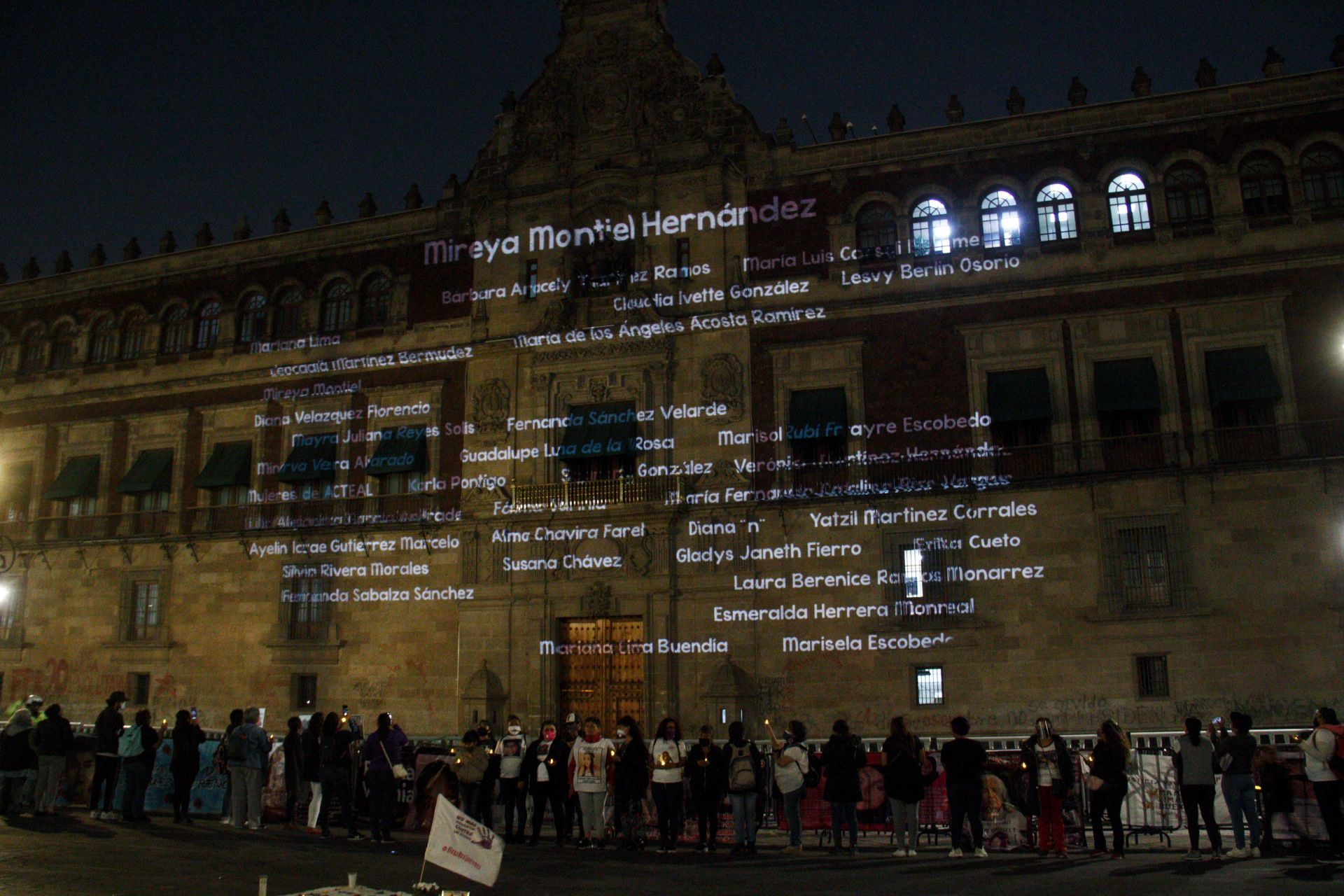Proyectan nombres de víctimas de feminicidio en Palacio Nacional durante velada de protesta