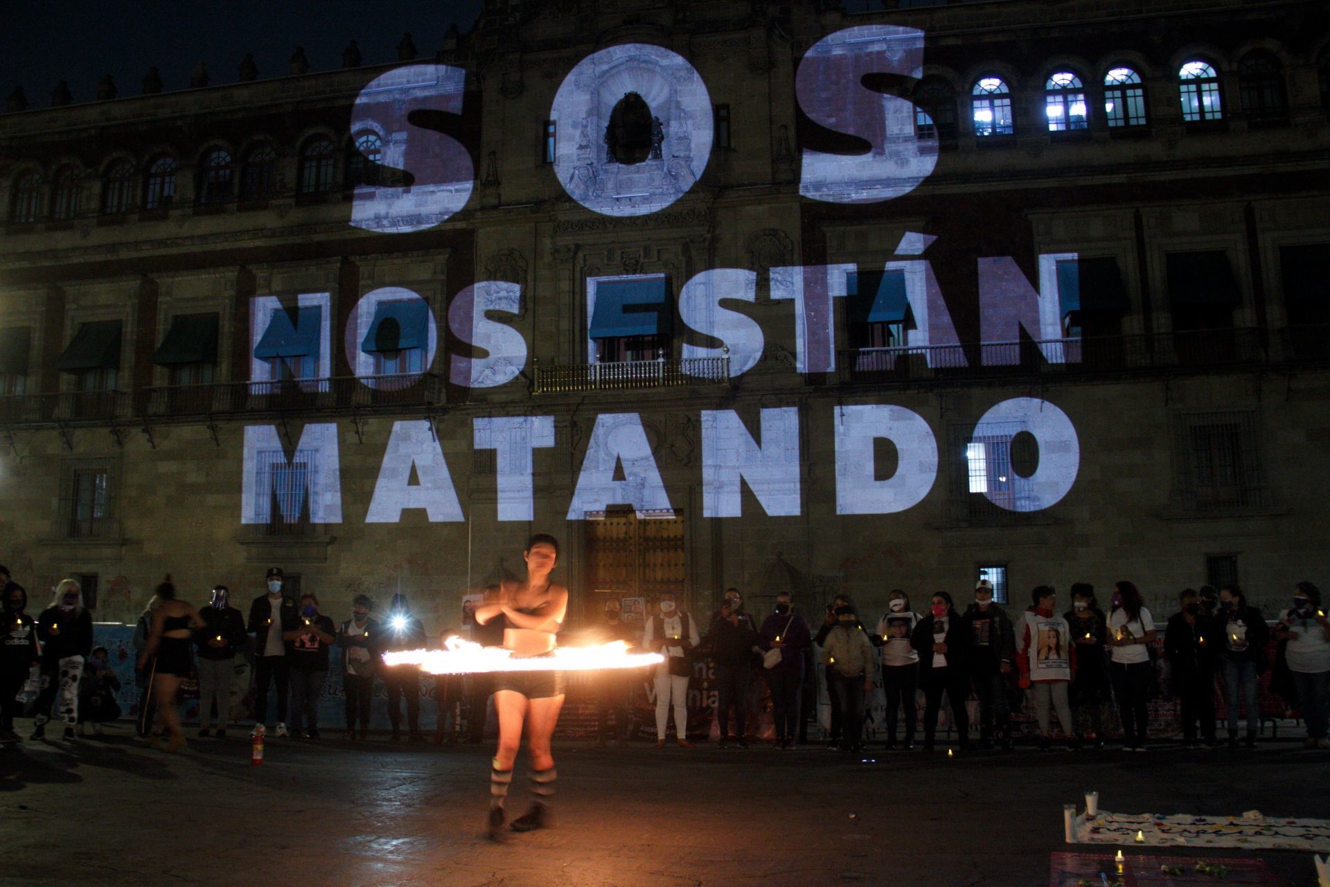 Proyectan nombres de víctimas de feminicidio en Palacio Nacional durante velada de protesta