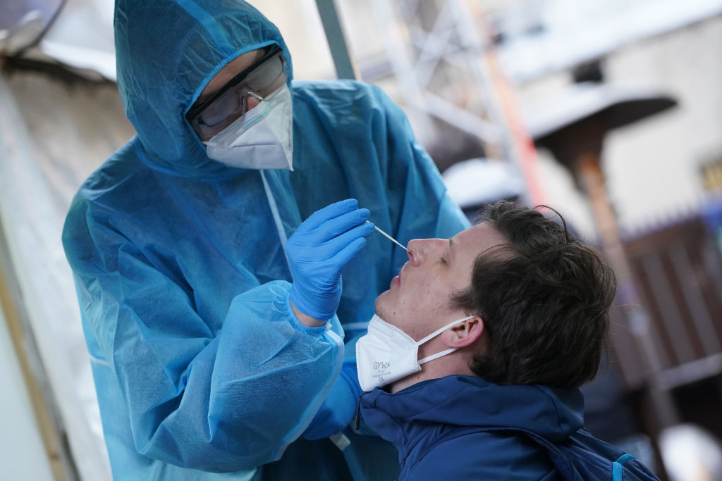 Traz: Medios de Argentina denuncian mercado negro de pruebas COVID-19 en México 