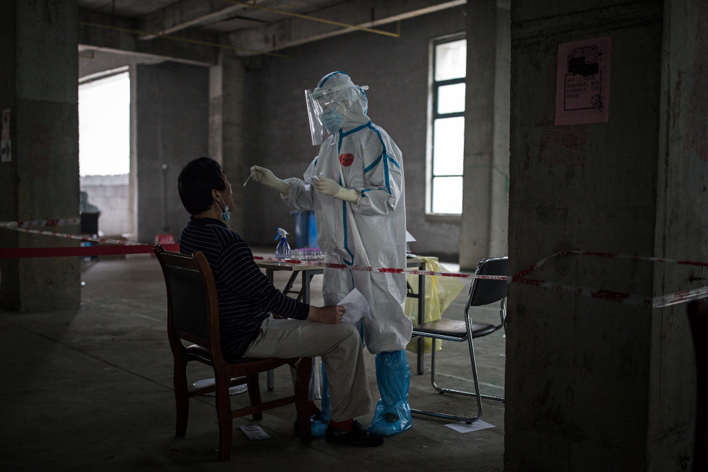 Ay no: China hace obligatorias las pruebas anales de COVID-19 a turistas extranjeros