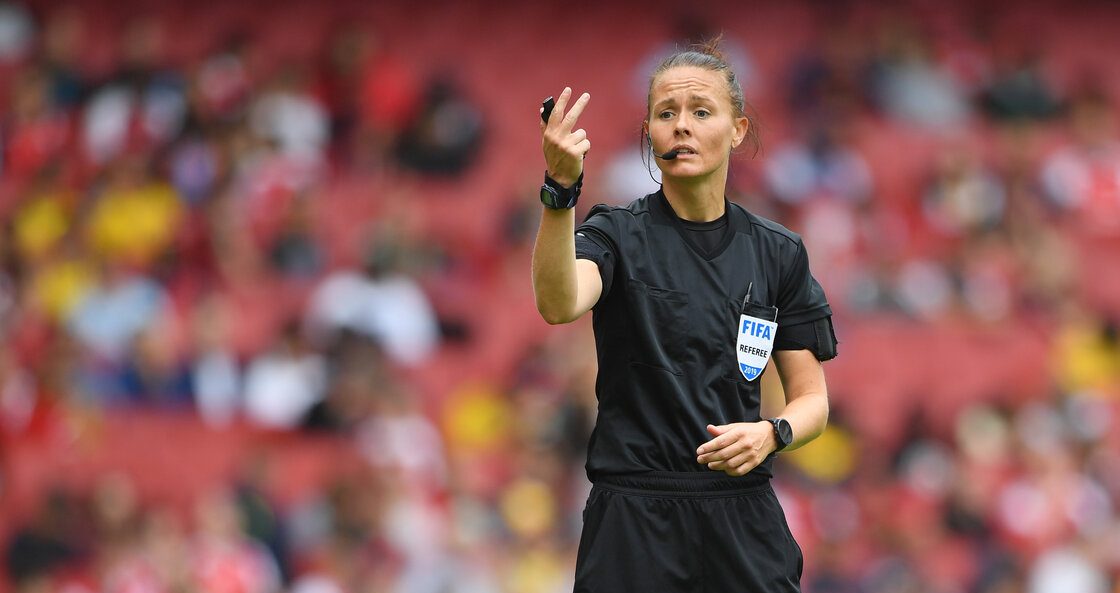 ¿Quién es Rebecca Welch, la primera árbitra en la EFL Championship?