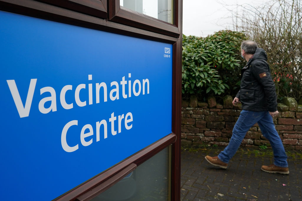 Reino Unido podría aplicar una tercera dosis de la vacuna ante variantes de Covid