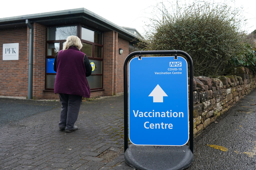 Reino Unido podría aplicar una tercera dosis de la vacuna ante variantes de Covid