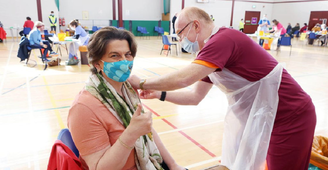 Reino Unido podría aplicar una tercera dosis de la vacuna ante variantes de Covid