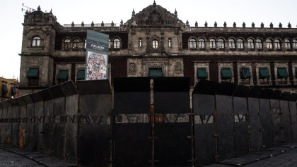 Sánchez Cordero y AMLO defienden vallas en Palacio Nacional
