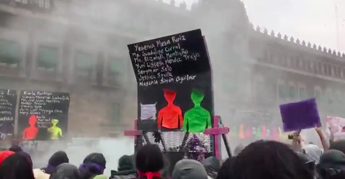 tiran-derriban-mujeres-marcha-8m-muro-vallas-palacio-nacional-videos-02