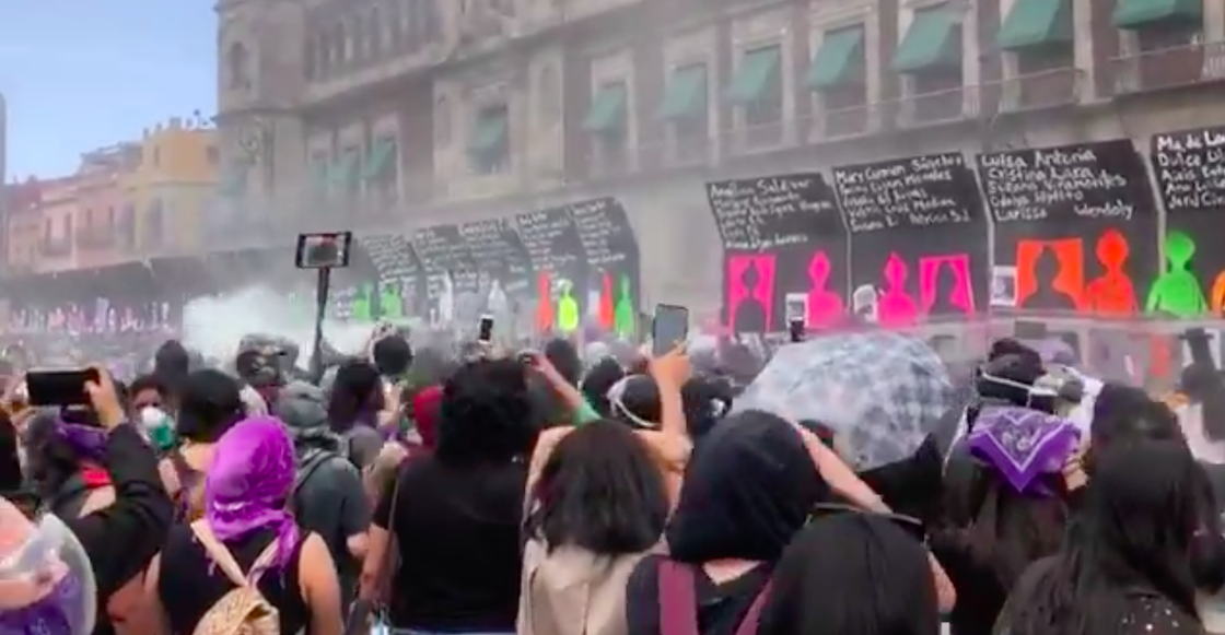 tiran-derriban-mujeres-marcha-8m-muro-vallas-palacio-nacional-videos