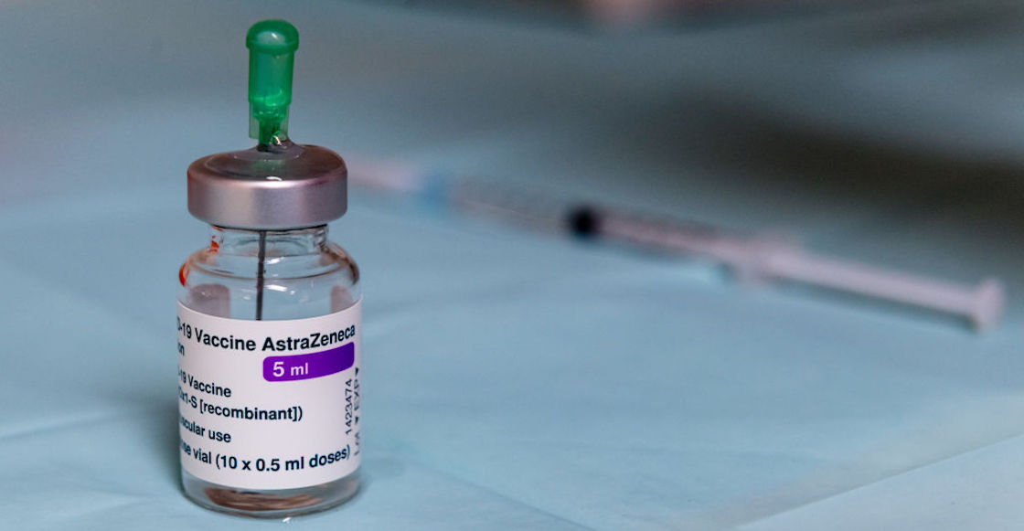 AstraZeneca acepta que su vacuna COVID puede causar trombosis.