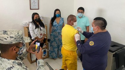 Vacunan contra Covid-19 a presos mayores del Cereso de Cozumel