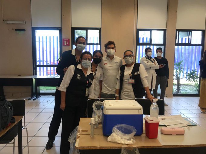 Atletas mexicanos reciben la primera dosis de la vacuna Sputnik V contra COVID