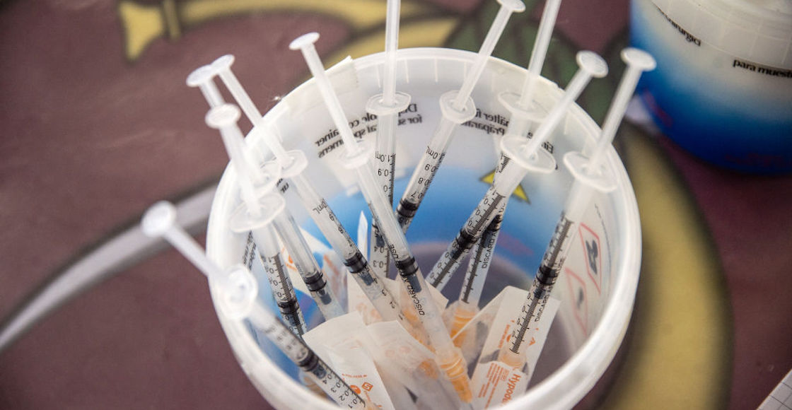 vacunas-vacunados-record-mundial-dia-viernes-cuantas-ponen-covid