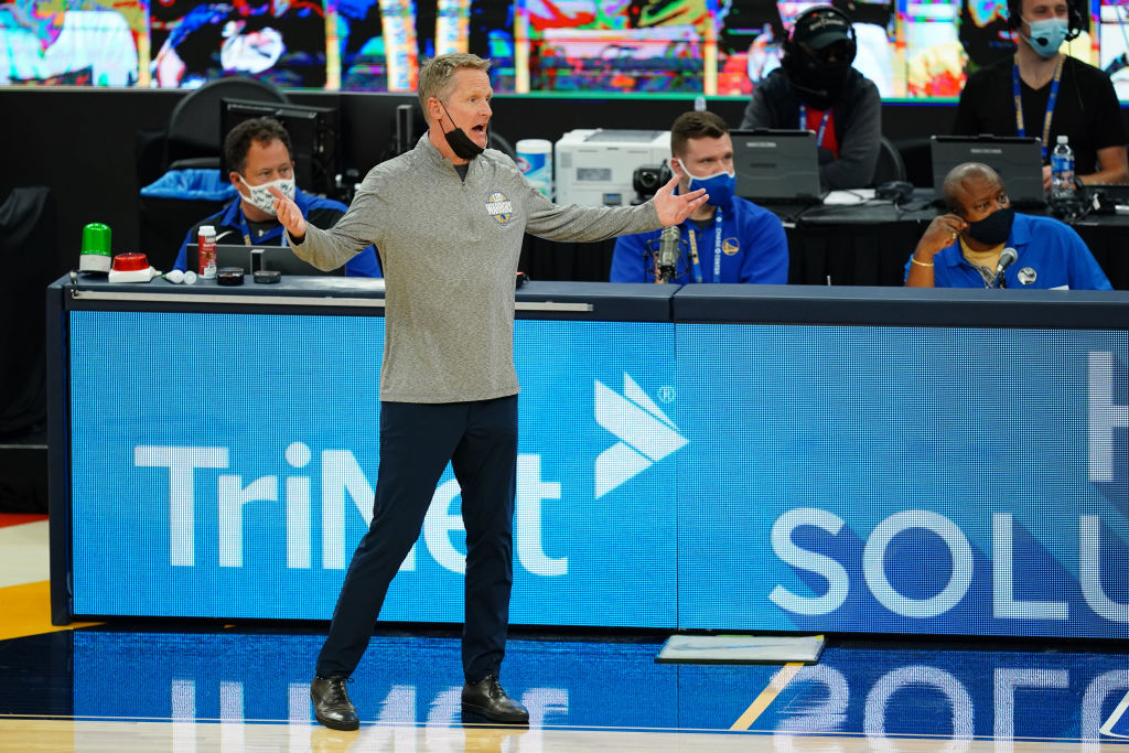 Aaron "Showtime" Taylor narrando un partido de los Warrirors