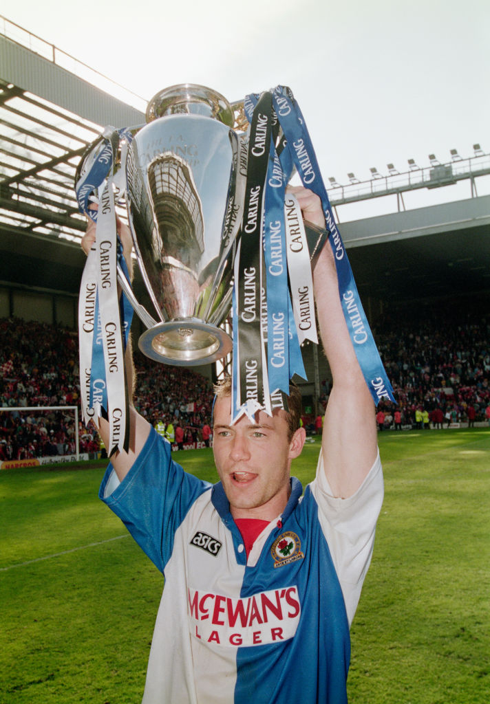 Alan Shearer con el trofeo de la Premier League