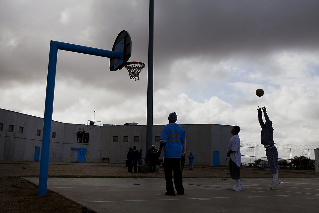 Cancha de basquetol en una prisión