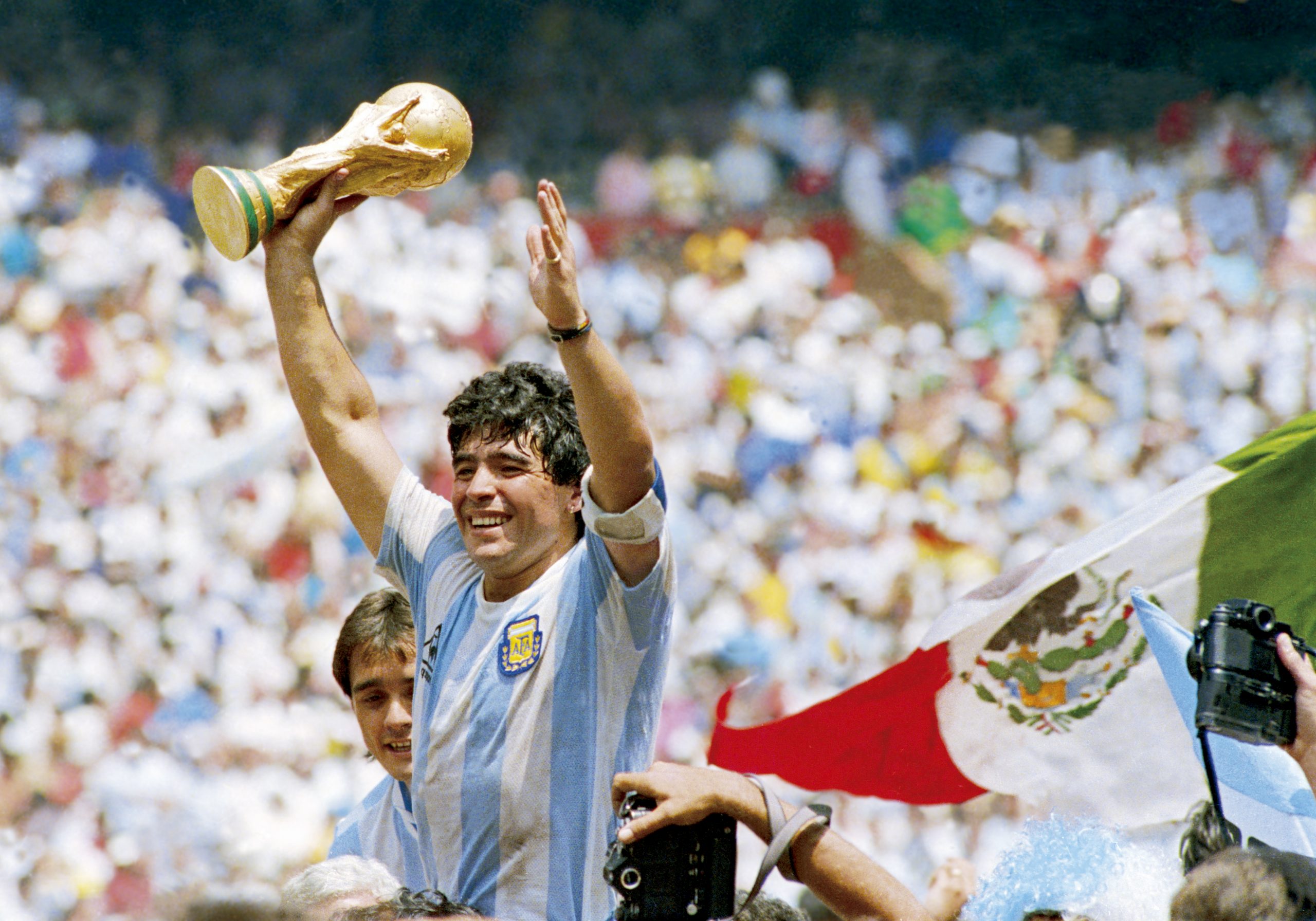 Maradona levantando la copa en México 1986