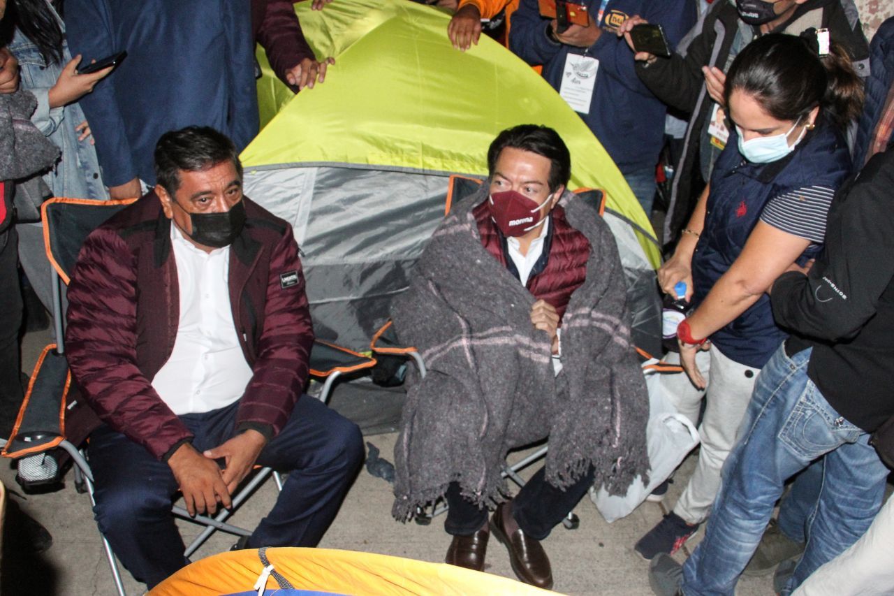 CIUDAD DE MÉXICO, 06ABRIL2021.- Félix Salgado Macedonio a quien le fue retirada la candidatura a gobernador de Guerrero por Morena llegó esta noche al plantón que simpatizantes instalaron desde el día de ayer en el Instituto Nacional Electoral, se prevé que mañana realicen una marcha de este punto rumbo al TEPJF. Casi a la media noche llego Mario Delgado, dirigente nacional de Morena, al lugar.