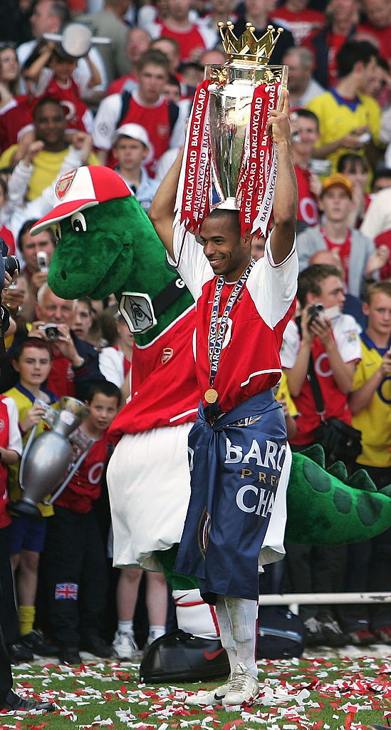 Thierry Henry con el trofeo de la Premier League con el Arsenal