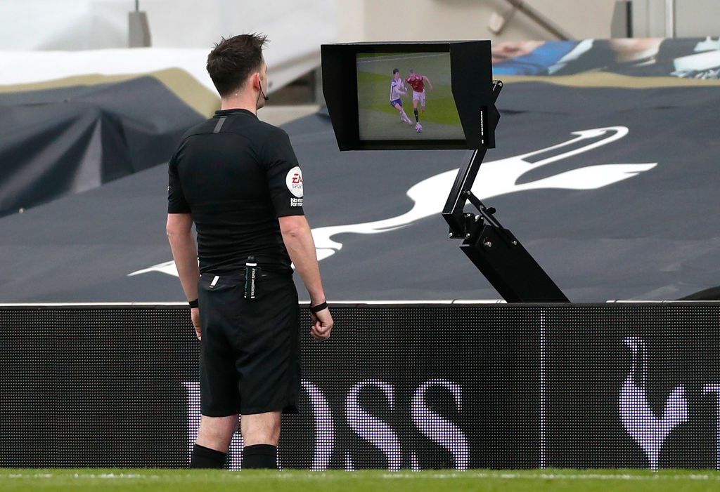Árbitro revisa el VAR en el Tottenham vs Manchester United