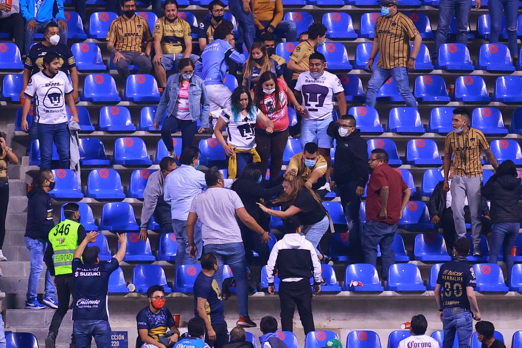 Tsss: Aficionado de Pumas que pateó a mujer podría pertenecer a Morena