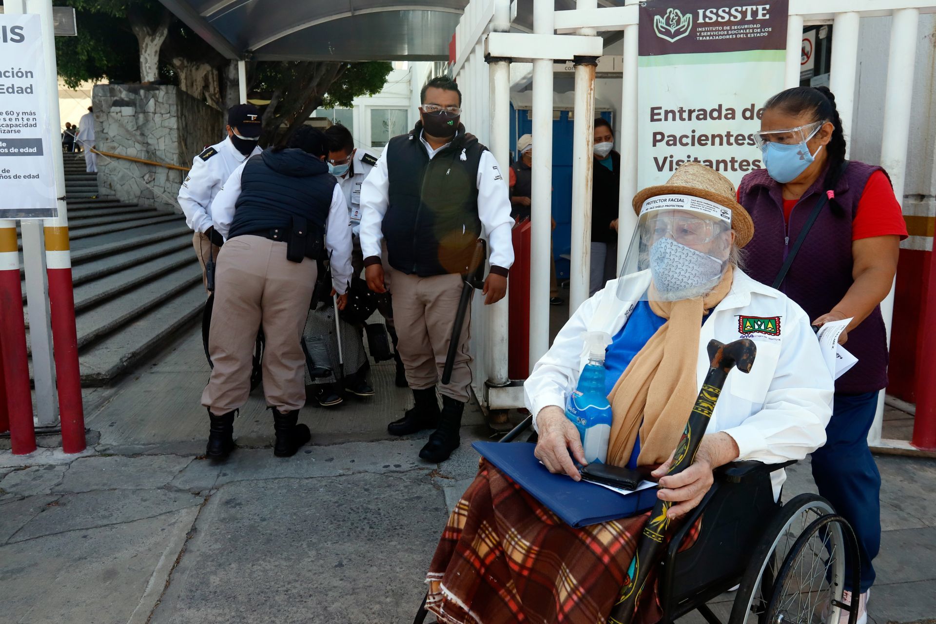 Todos los adultos mayores del país estarán vacunados antes del 20 de abril, promete AMLO