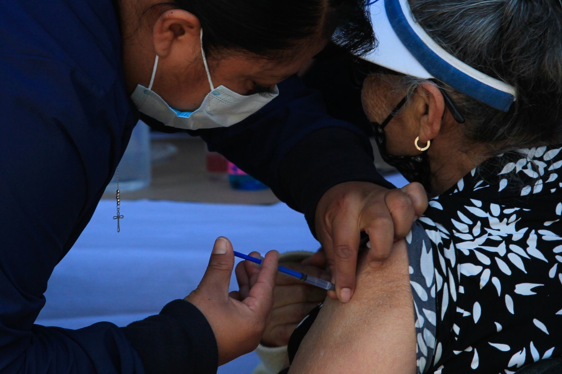 Adulta mayor entrega nota de auxilio al ser vacunada en CDMX; sufría maltrato en casa