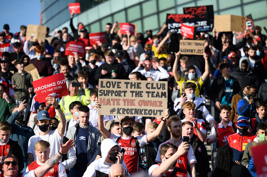 En imágenes: Miles de aficionados del Arsenal protestan para exigir la salida del dueño