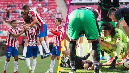El golazo de Angulo y el drama por el desmayo de Ronaldo Prieto en el empate entre Chivas y Santos