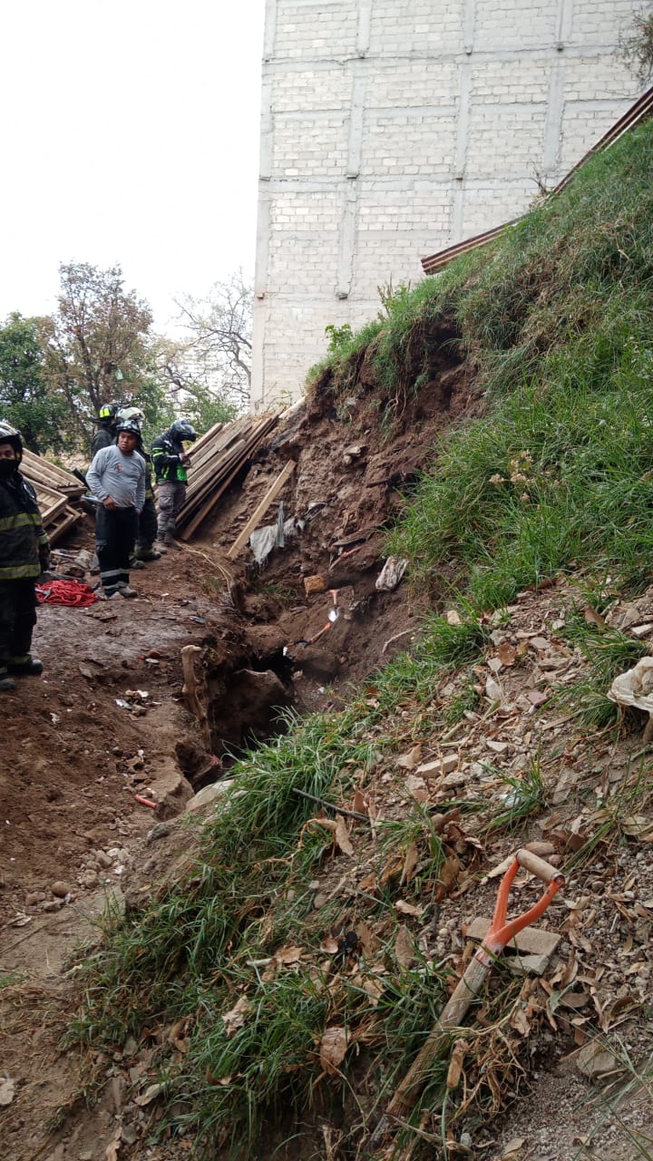 Mueren tres trabajadores al quedar atrapados por un deslave de tierra en Álvaro Obregón