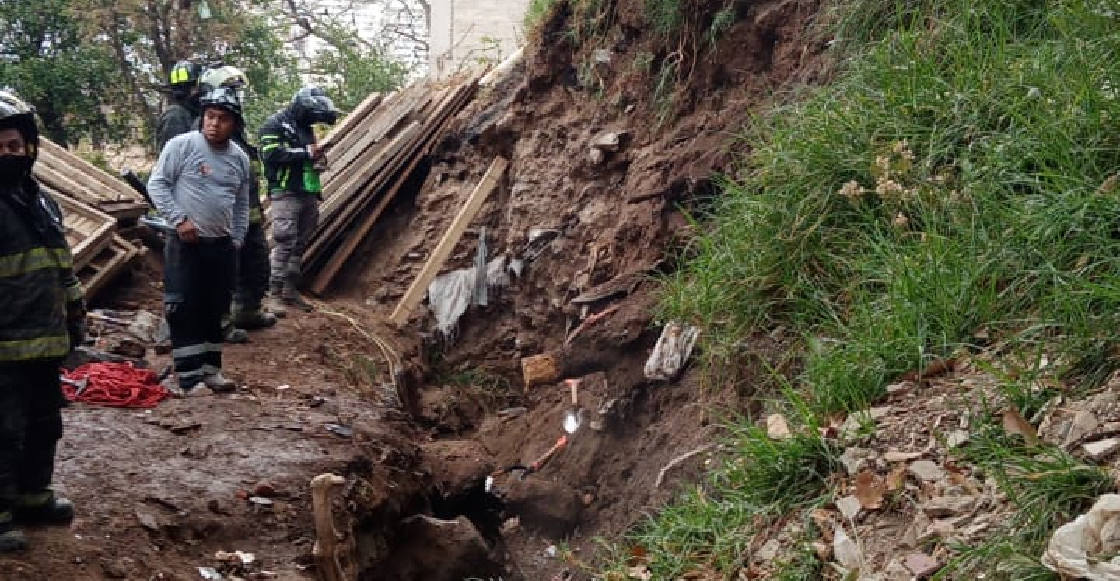 Mueren tres trabajadores al quedar atrapados por un deslave de tierra en Álvaro Obregón