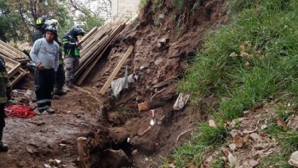 Mueren tres trabajadores al quedar atrapados por un deslave de tierra en Álvaro Obregón