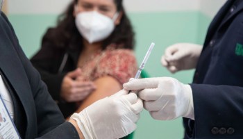 Despiden a subdirector Médico de Sinaloa por vacunar a su familia contra Covid-19