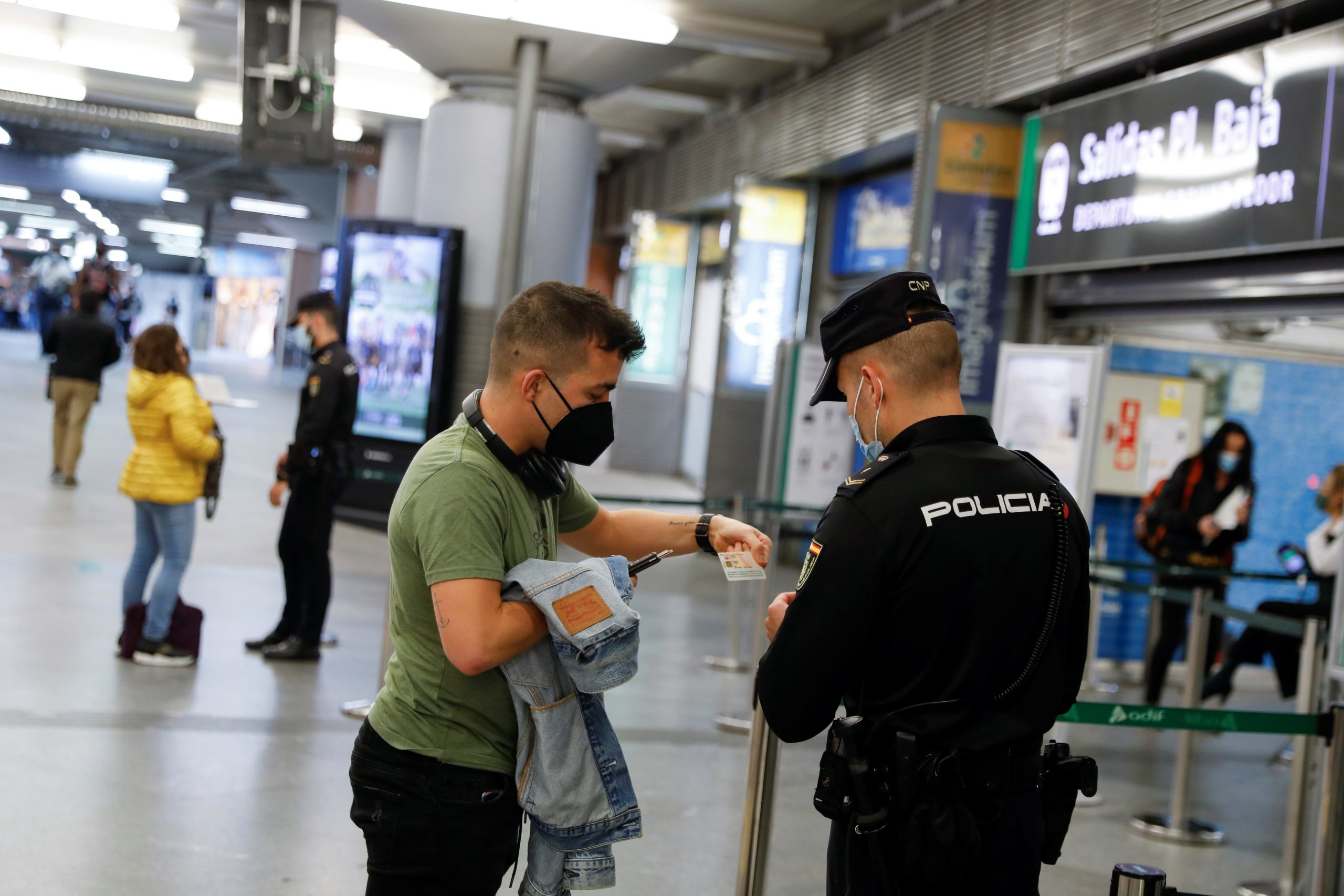 Un sujeto fue detenido en España por infectar de COVID a 22 personas