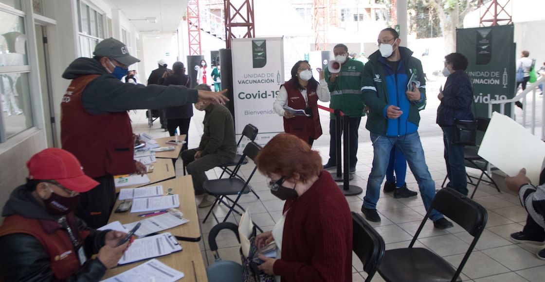 disfrazados-adultos-mayores-vacunacion
